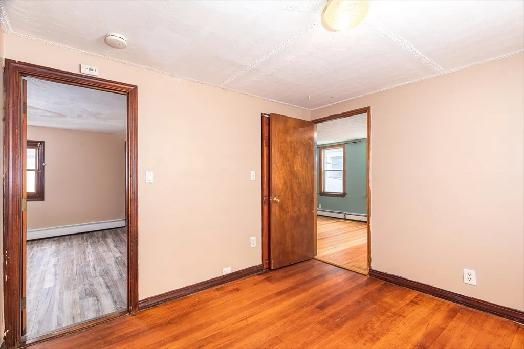 4 bed, 1 bath apartment for rent at 62 Butler St Unit 2, Glenwood — photo 4 of 20