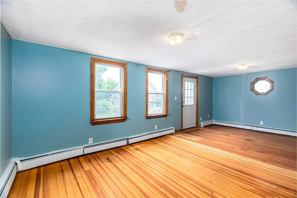 4 bed, 1 bath apartment for rent at 62 Butler St Unit 2, Glenwood — photo 2 of 20
