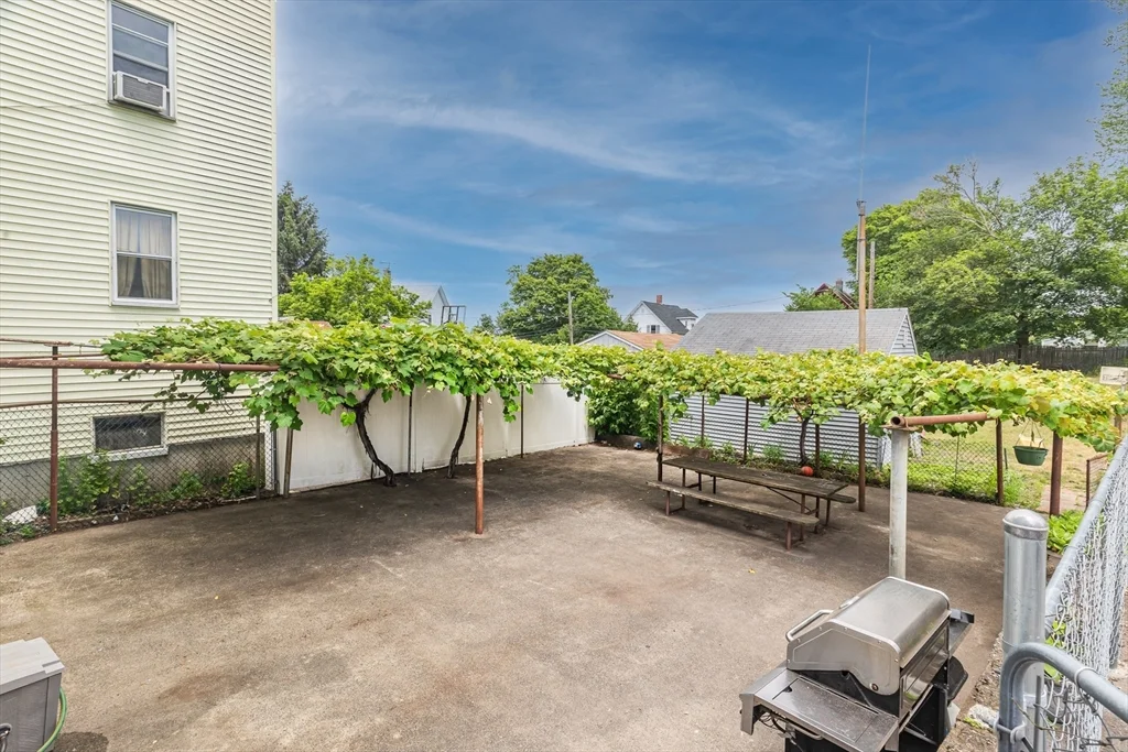 4 bed, 1 bath apartment for rent at 62 Butler St Unit 2, Glenwood — photo 17 of 20