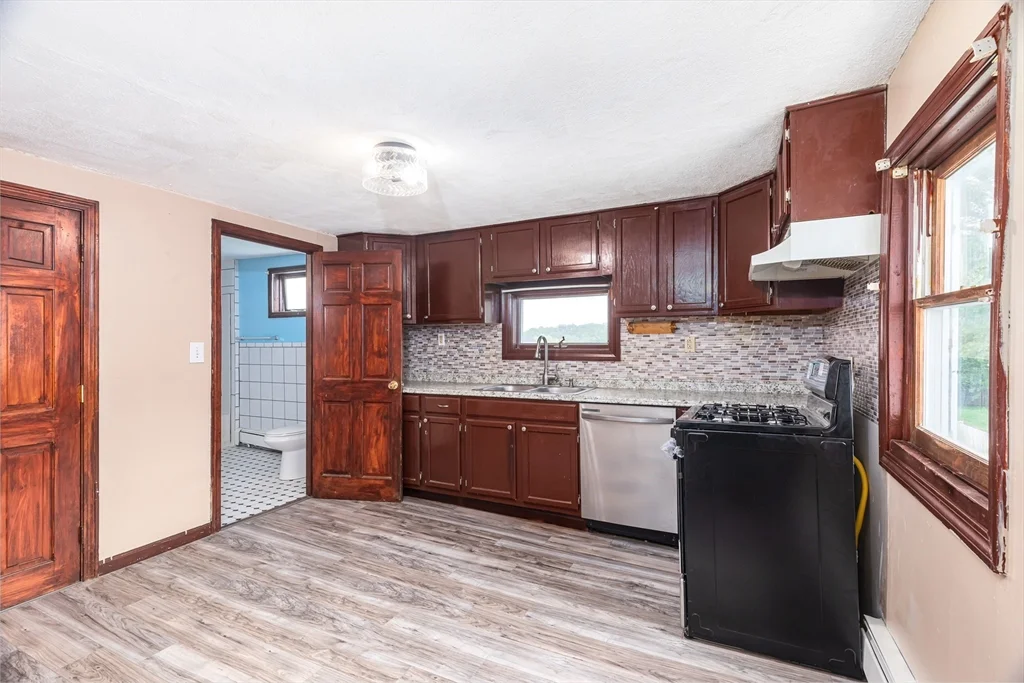 4 bed, 1 bath apartment for rent at 62 Butler St Unit 2, Glenwood — photo 7 of 20