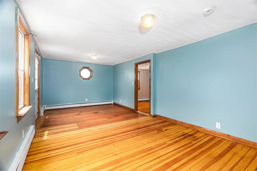 4 bed, 1 bath apartment for rent at 62 Butler St Unit 2, Glenwood — photo 3 of 20