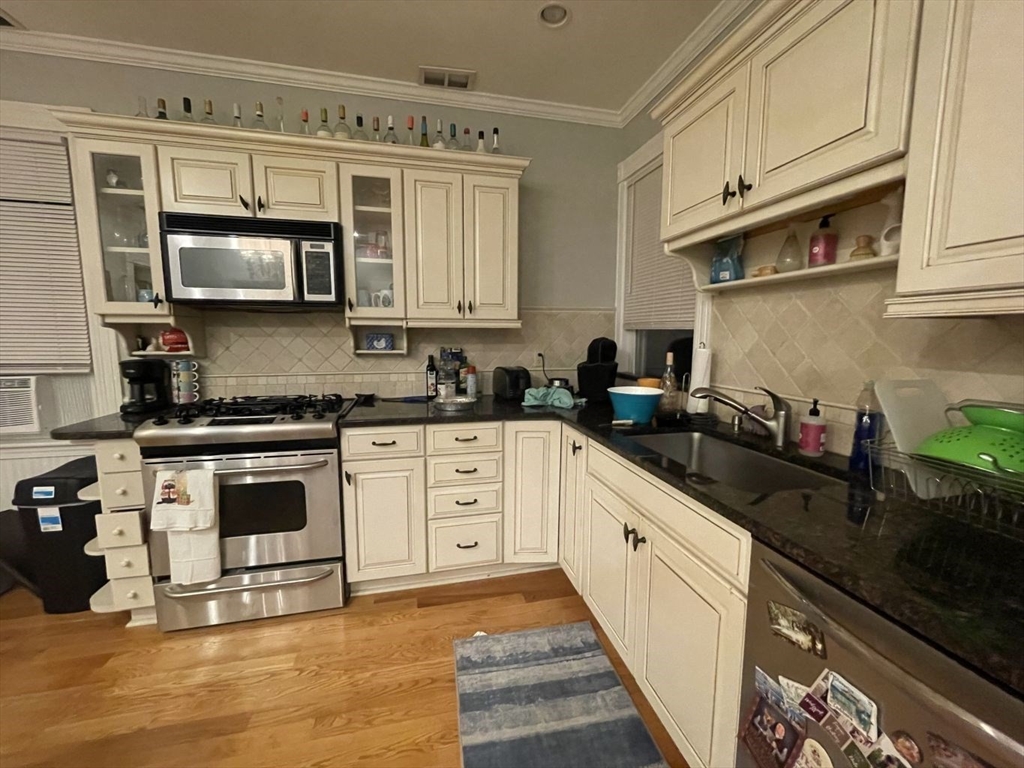 2 bed, 1 bath apartment for rent at 62 Chestnut St Unit 3, Brookline — photo 2 of 12