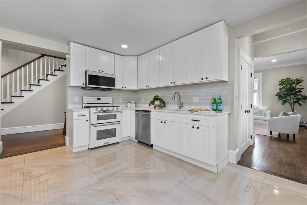 3 bed, 2 bath apartment for rent at 62 Chestnut St Unit Unit 2, Saugus — photo 4 of 22