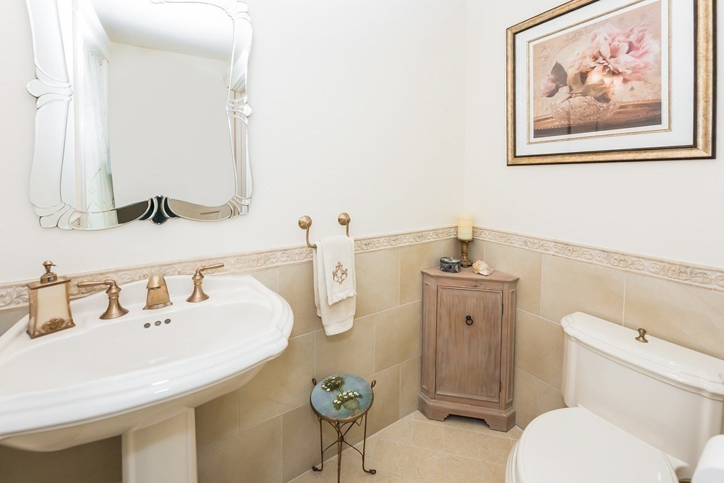 4 bed, 2 bath apartment for rent at 62 Evergreen Ave, Newton — photo 11 of 15
