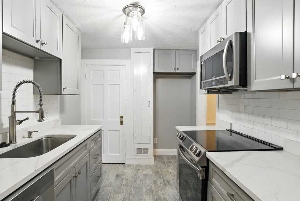 2 bed, 1 bath apartment for rent at 62 Lincoln Ave Unit 62, Lynnfield — photo 2 of 16