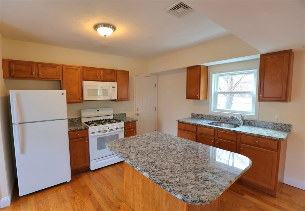 6 bed, 2 bath apartment for rent at 62 Lincoln St Unit 2, Fitchburg — photo 7 of 8