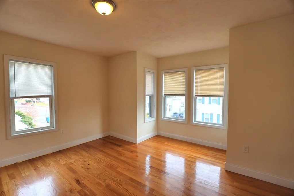 6 bed, 2 bath apartment for rent at 62 Lincoln St Unit 2, Fitchburg — photo 2 of 8