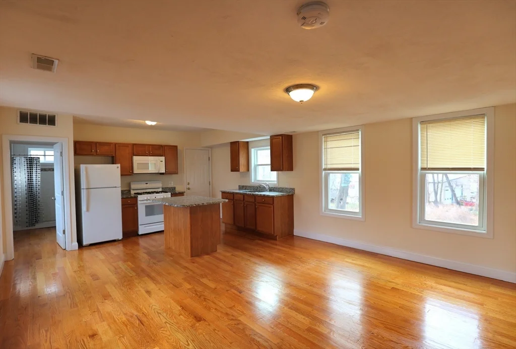 6 bed, 2 bath apartment for rent at 62 Lincoln St Unit 2, Fitchburg — photo 6 of 8