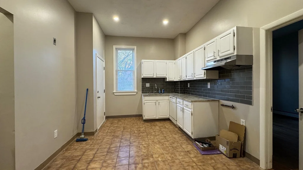 3 bed, 1 bath apartment for rent at 62 River St Unit 1, Cambridgeport — photo 4 of 20