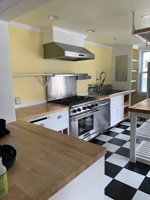 2 bed, 1 bath apartment for rent at 62 Riverside Unit 1, Watertown — photo 4 of 8