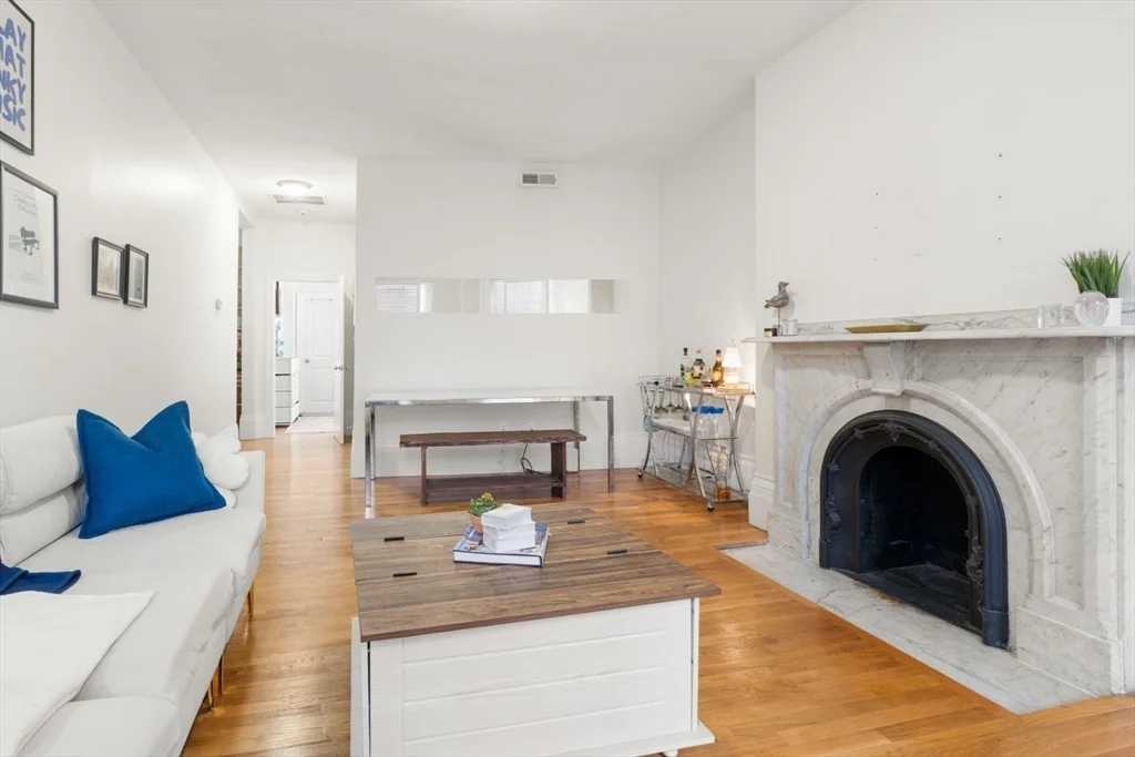 2 bed, 1 bath apartment for rent at 62 West Cedar St Unit 1, Beacon Hill — photo 4 of 24