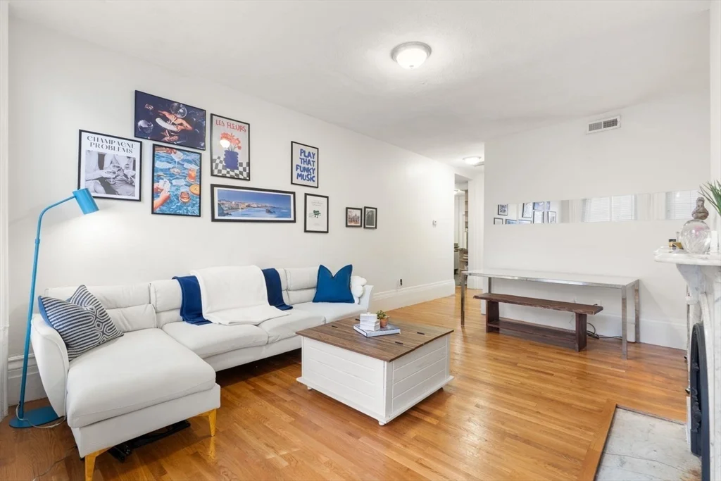 2 bed, 1 bath apartment for rent at 62 West Cedar St Unit 1, Beacon Hill — photo 2 of 24