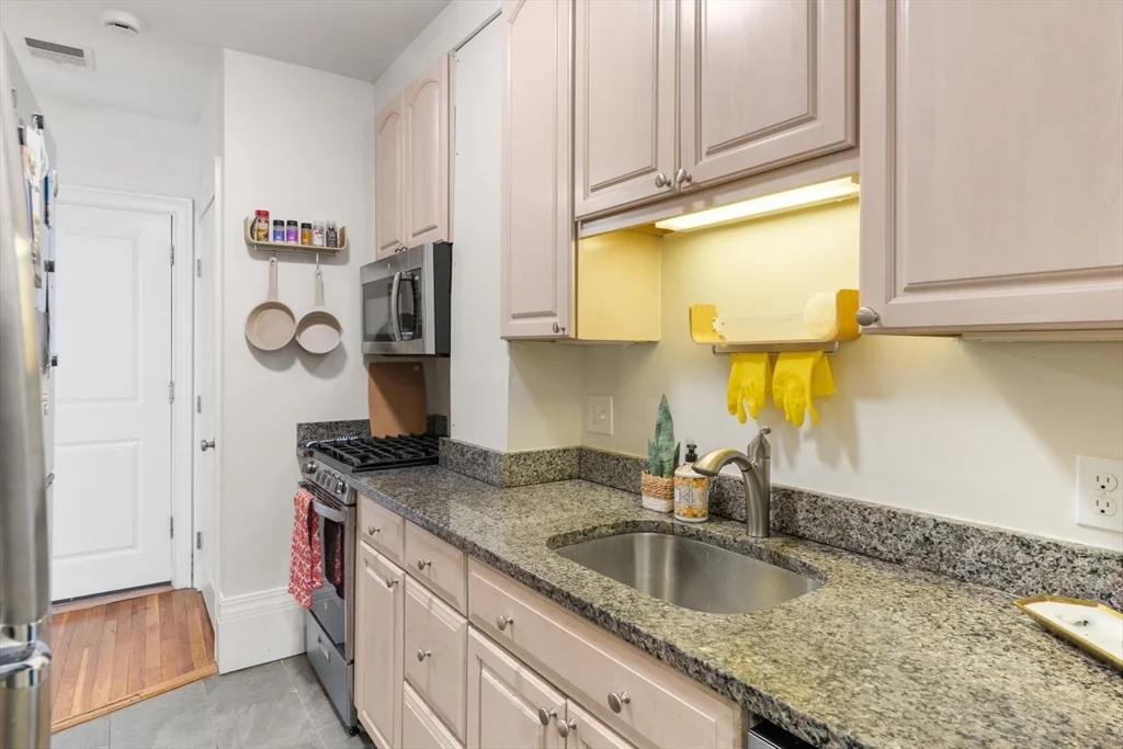 2 bed, 1 bath apartment for rent at 62 West Cedar St Unit 1, Beacon Hill — photo 18 of 24