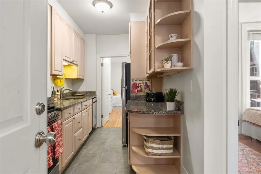 2 bed, 1 bath apartment for rent at 62 West Cedar St Unit 1, Beacon Hill — photo 6 of 24