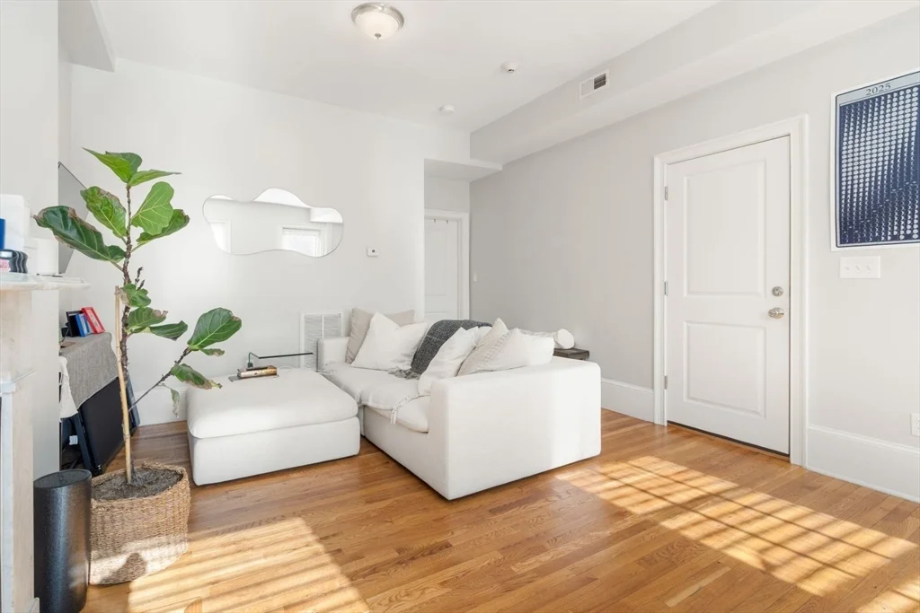 1 bed, 1 bath apartment for rent at 62 West Cedar St Unit 2, Beacon Hill — photo 4 of 23