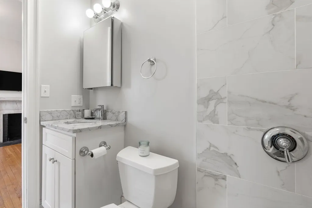 2 bed, 1 bath apartment for rent at 62 West Cedar Unit C, Beacon Hill — photo 10 of 15