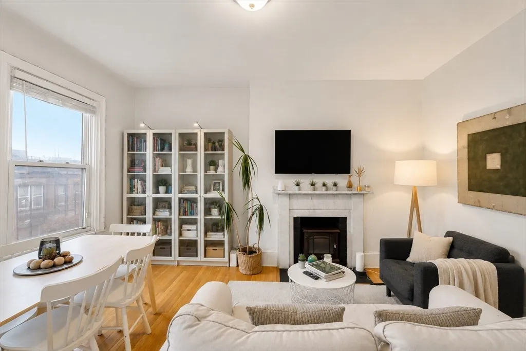 2 bed, 1 bath apartment for rent at 62 West Cedar Unit C, Beacon Hill — photo 2 of 15