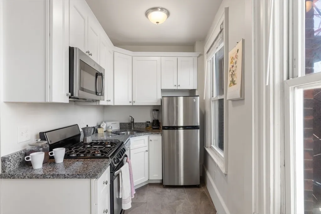 2 bed, 1 bath apartment for rent at 62 West Cedar Unit C, Beacon Hill — photo 5 of 15