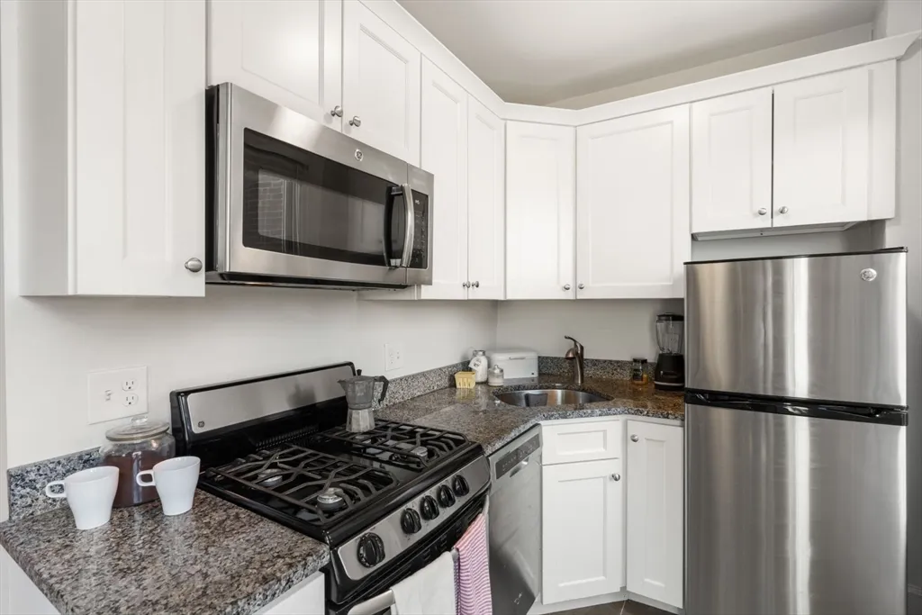 2 bed, 1 bath apartment for rent at 62 West Cedar Unit C, Beacon Hill — photo 6 of 15