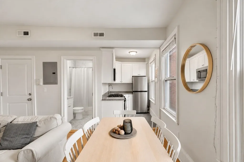 2 bed, 1 bath apartment for rent at 62 West Cedar Unit C, Beacon Hill — photo 3 of 15