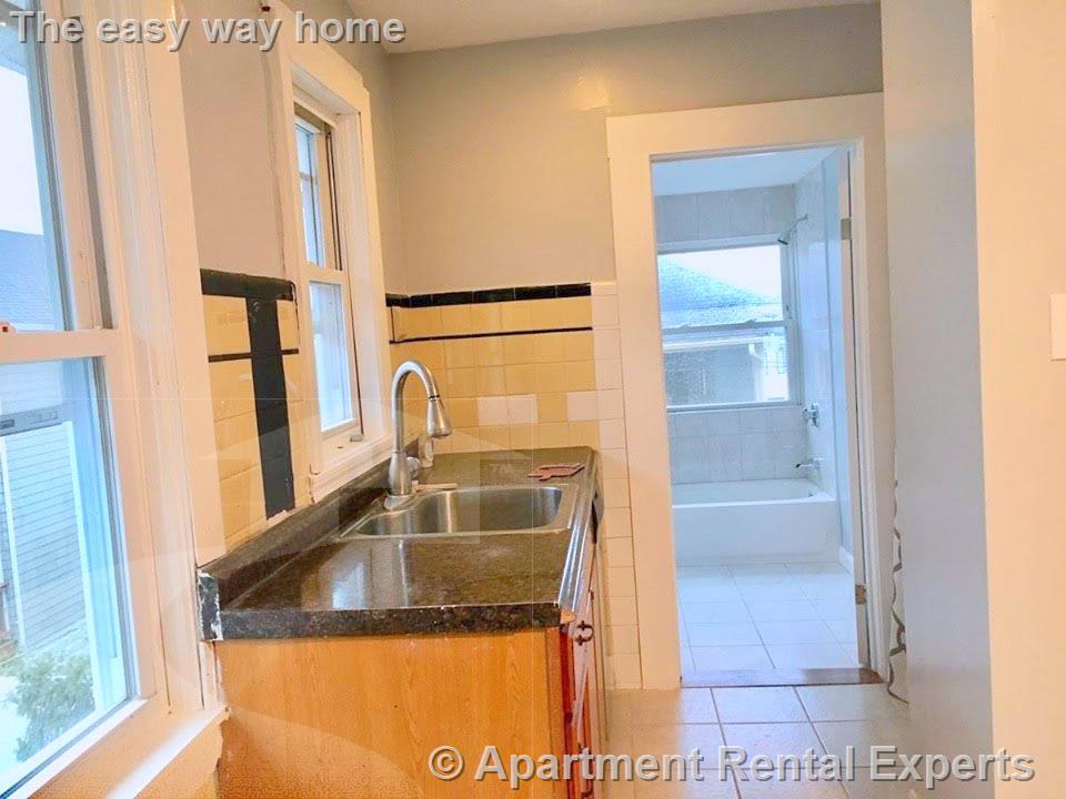5 bed, 2 bath apartment for rent at 62 Woods Ave Unit 2, Tufts — photo 2 of 28