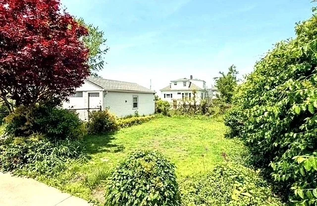 2 bed, 1 bath apartment for rent at 620 Hicks St, Fall River — photo 3 of 9
