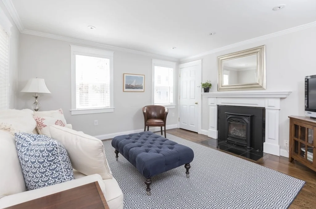 3 bed, 3 bath apartment for rent at 622 E 2nd Unit 622, South Boston — photo 4 of 15
