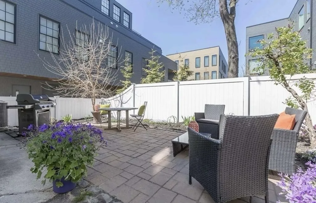 3 bed, 3 bath apartment for rent at 622 E 2nd St Unit 1, South Boston — photo 14 of 14