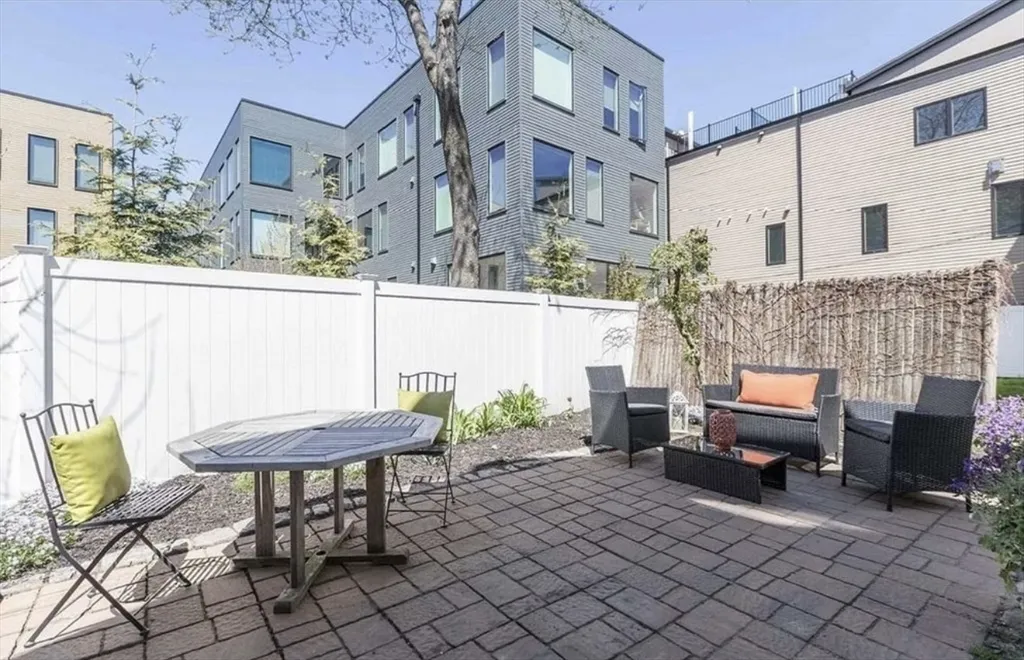 3 bed, 3 bath apartment for rent at 622 E 2nd St Unit 1, South Boston — photo 13 of 14