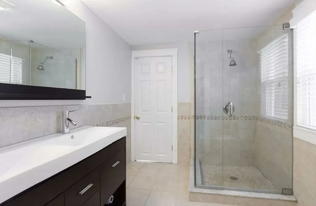 3 bed, 3 bath apartment for rent at 622 E 2nd St Unit 1, South Boston — photo 9 of 14