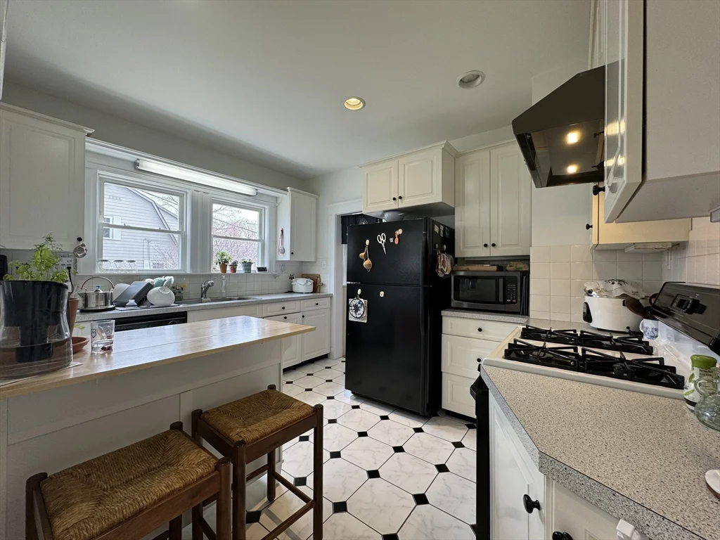 3 bed, 1 bath apartment for rent at 625 Summer St, Arlington — photo 5 of 21