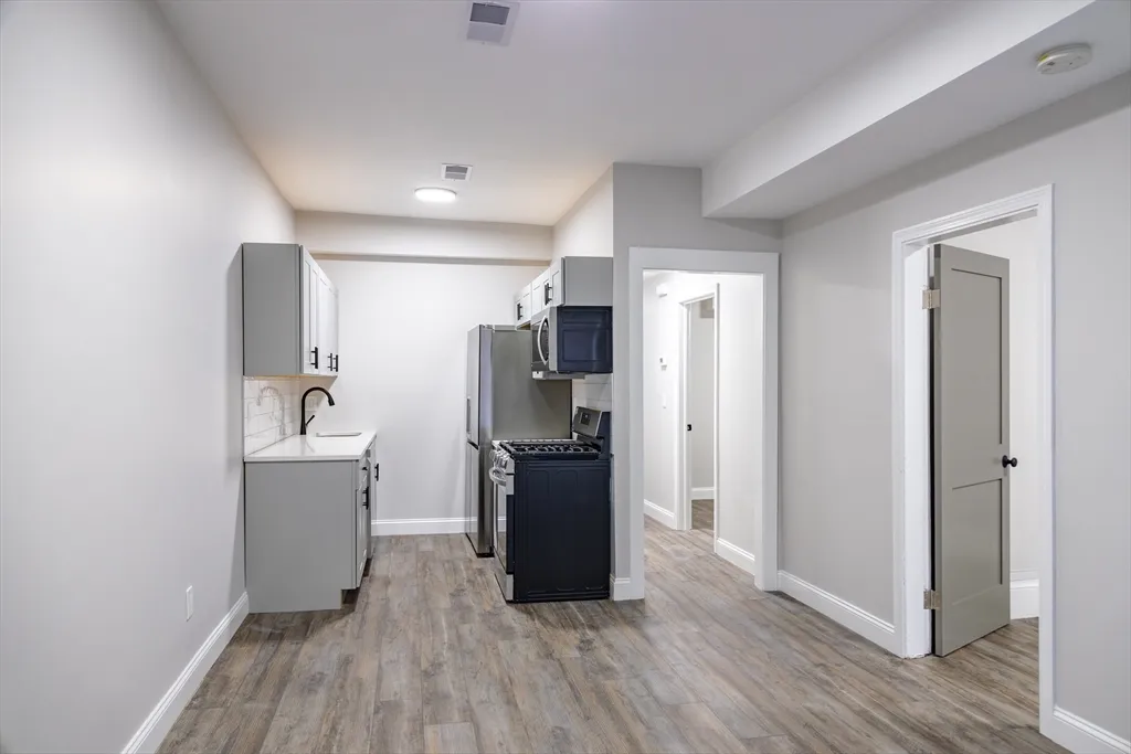 4 bed, 1 bath apartment for rent at 626 East 6th St Unit 2, South Boston — photo 3 of 10
