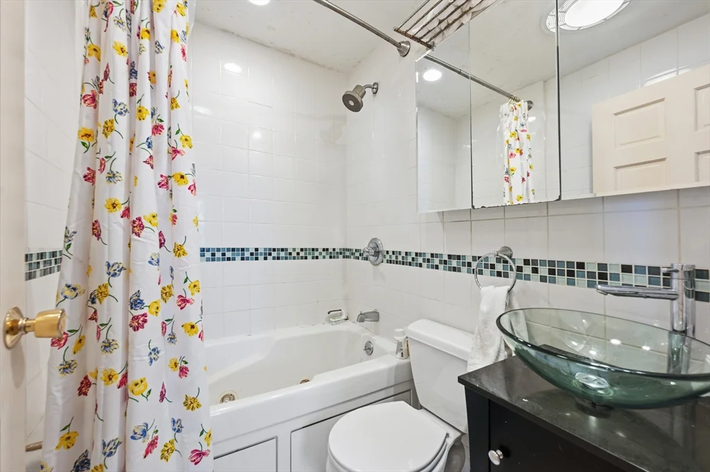 3 bed, 2 bath apartment for rent at 627 E 6th St Unit 2, South Boston — photo 19 of 19