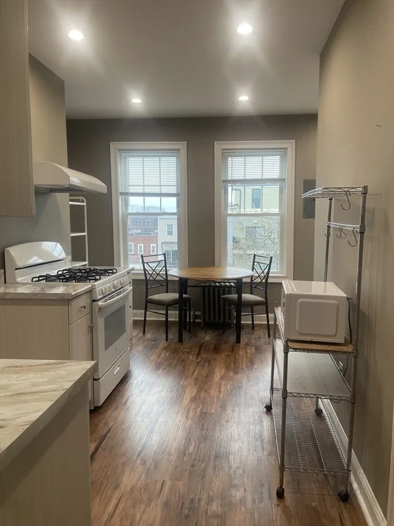 3 bed, 1 bath apartment for rent at 628 East 3rd St Unit 2, South Boston — photo 4 of 21