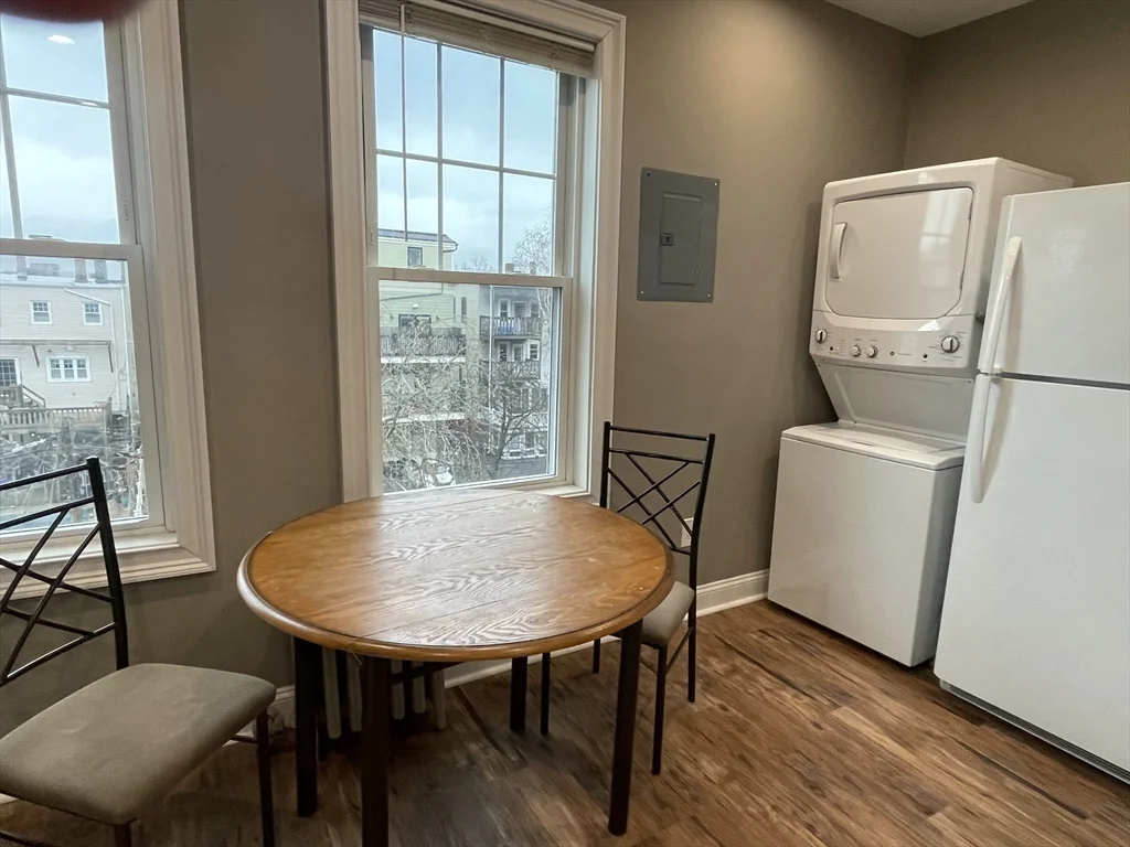 3 bed, 1 bath apartment for rent at 628 East 3rd St Unit 2, South Boston — photo 1 of 21