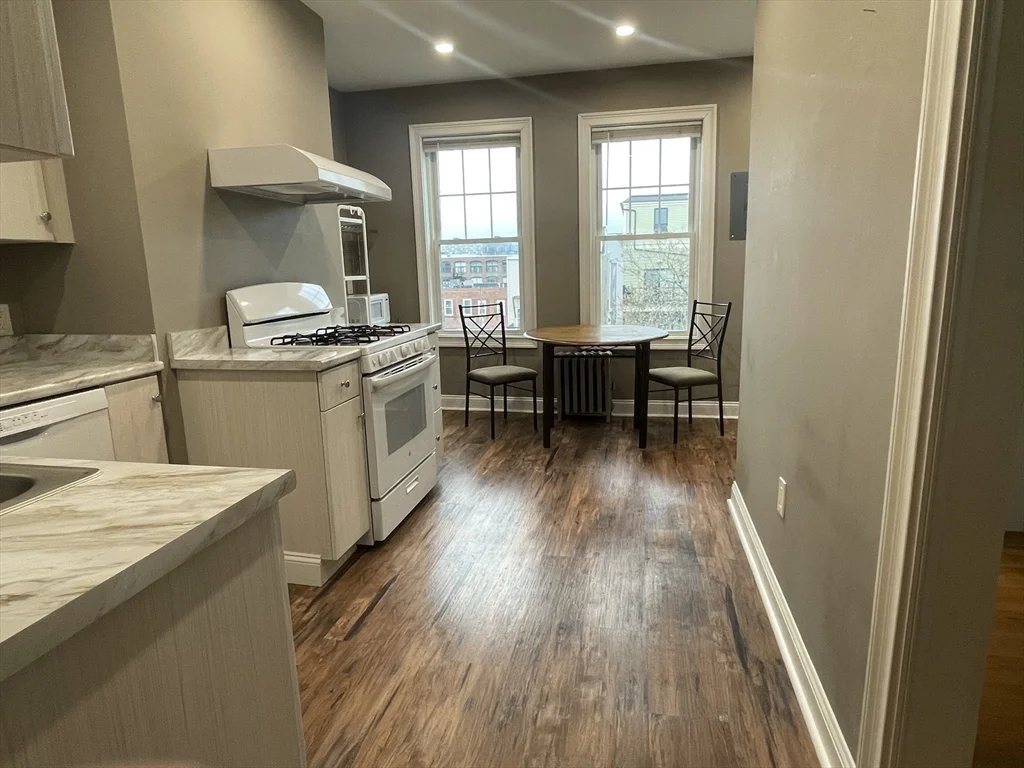 3 bed, 1 bath apartment for rent at 628 East 3rd St Unit 2, South Boston — photo 2 of 21