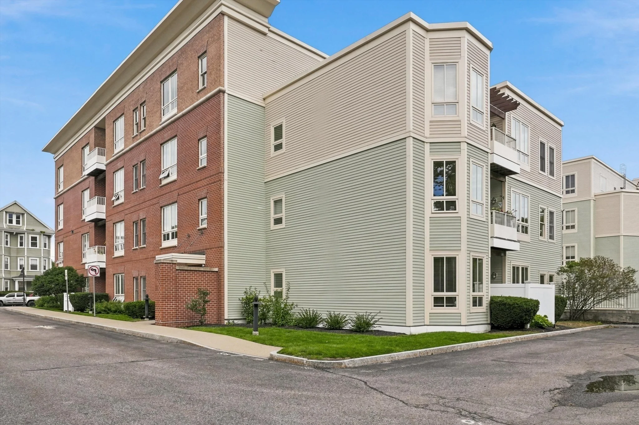 2 bed, 2 bath apartment for rent at 629 Hammon St Unit EPH15, Chestnut Hill — photo 3 of 28