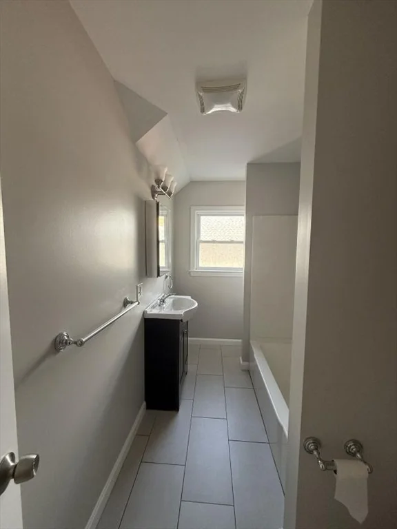 2 bed, 1 bath apartment for rent at 629 Highland Unit 3, Fall River — photo 7 of 8