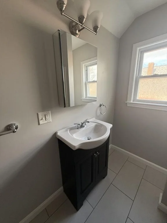 2 bed, 1 bath apartment for rent at 629 Highland Unit 3, Fall River — photo 6 of 8