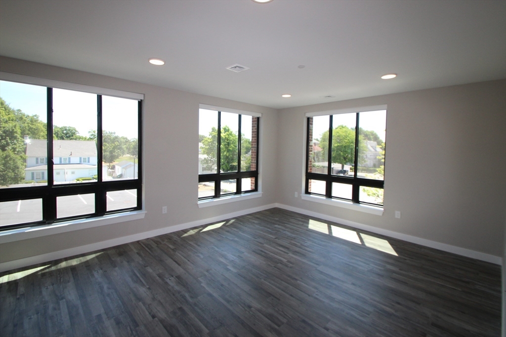 1 bed, 1 bath apartment for rent at 629 Washington St Unit 208, Whitman — photo 4 of 17