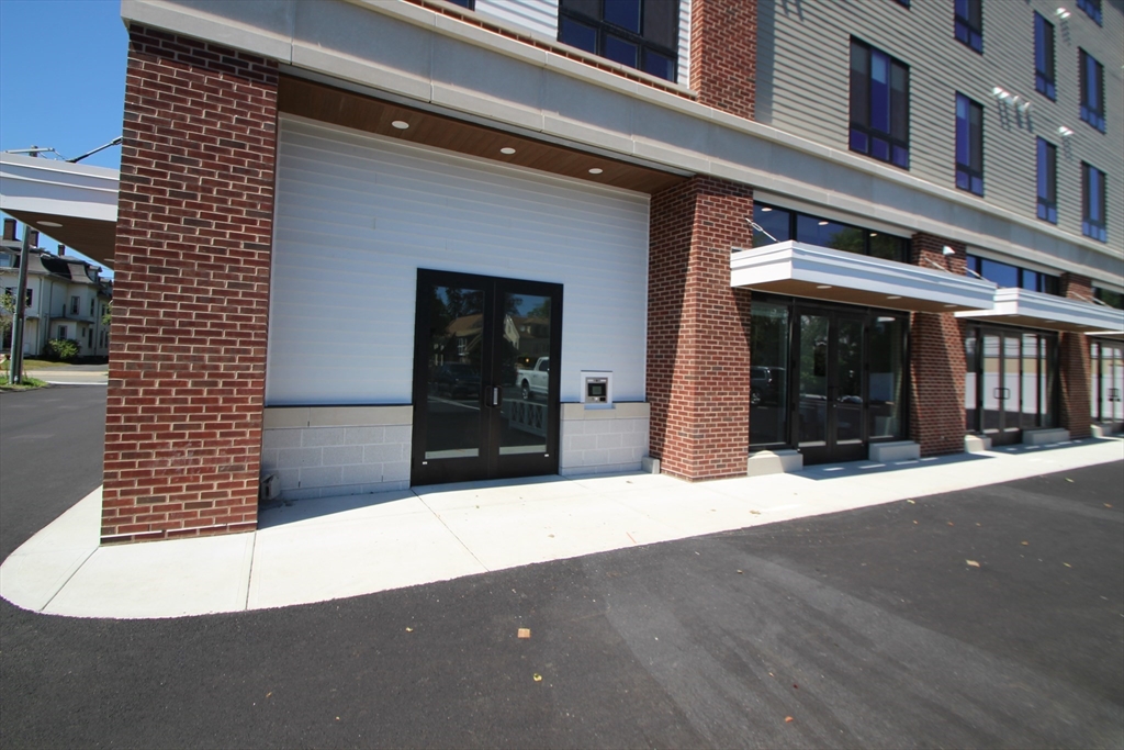 1 bed, 1 bath apartment for rent at 629 Washington St Unit 208, Whitman — photo 2 of 17