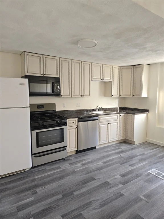 2 bed, 1 bath apartment for rent at 63 Ashland Unit 1, Malden