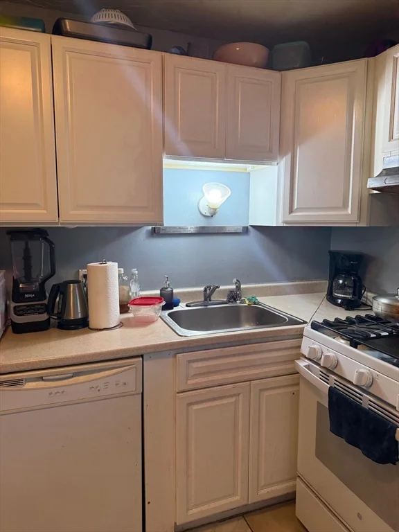 4 bed, 1 bath apartment for rent at 63 Canton St Unit 1, Stoughton — photo 1 of 22