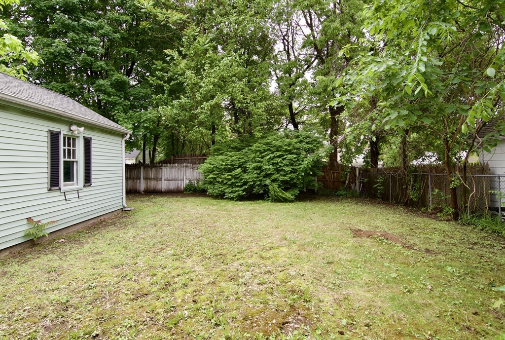 6 bed, 1 bath apartment for rent at 63 Grandview St, East Forest Park — photo 4 of 42
