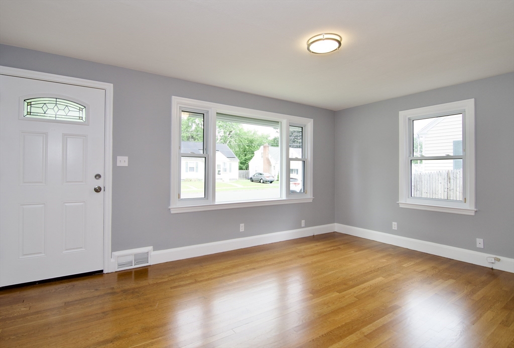 6 bed, 1 bath apartment for rent at 63 Grandview St, East Forest Park — photo 5 of 42