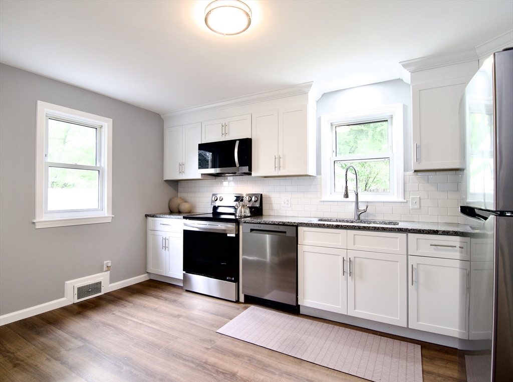6 bed, 1 bath apartment for rent at 63 Grandview St, East Forest Park — photo 10 of 42