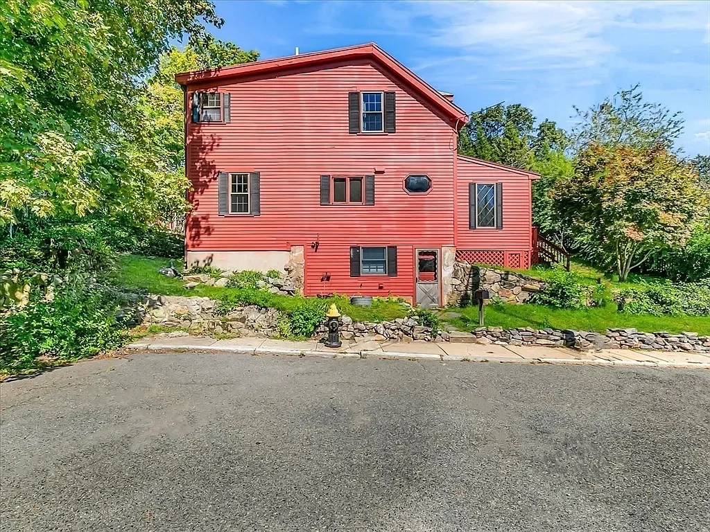 3 bed, 1.5 bath apartment for rent at 63 Johnson St Unit House, West Roxbury — photo 3 of 21