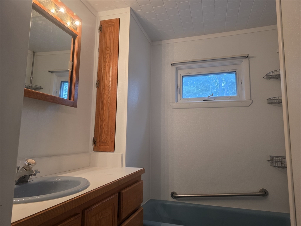 3 bed, 1 bath apartment for rent at 63 Oak St Unit 1, Taunton — photo 11 of 27