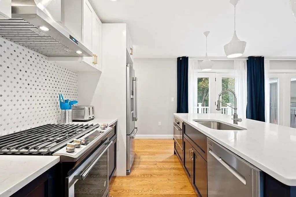 3 bed, 3 bath apartment for rent at 63 Perrin St Unit 2, Roxbury — photo 4 of 20