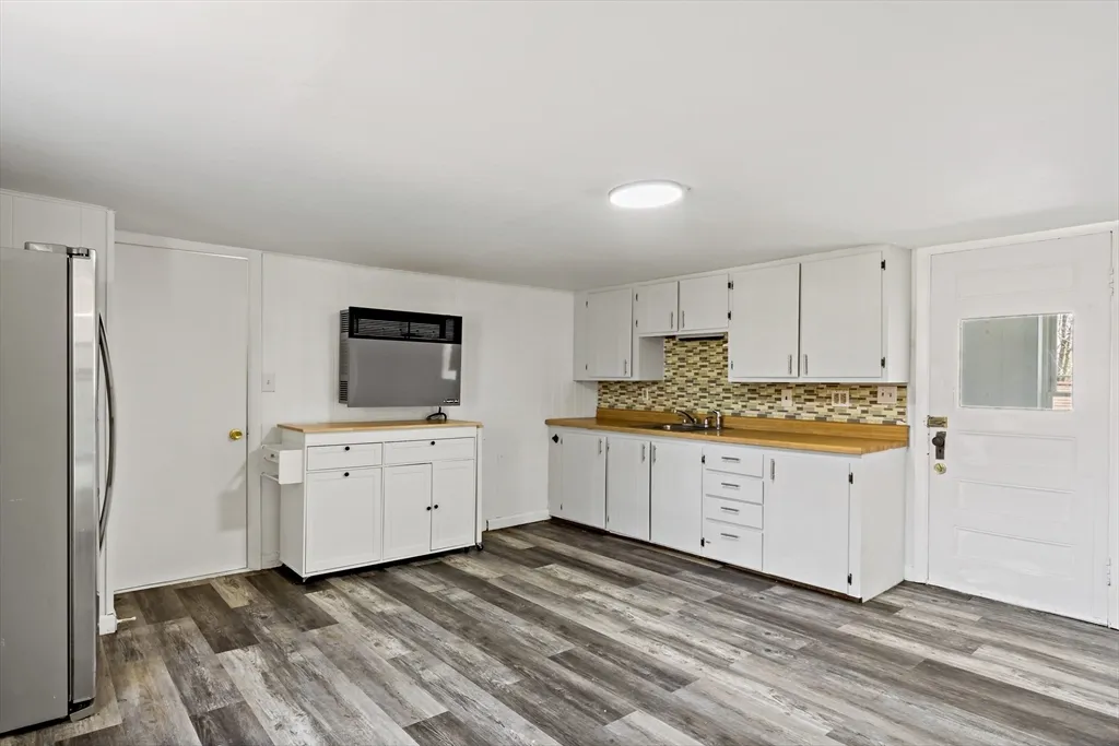 2 bed, 1 bath apartment for rent at 63 West Carpenter St Unit 2R, Attleboro — photo 3 of 10